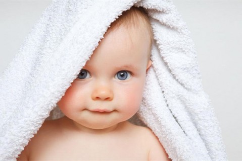 初乳很黄是不是不干净不可以喝？母乳怎么喂养徐州捐卵宝宝？